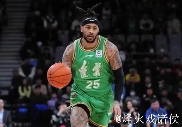 莫兰德篮下接球强起上篮，遭胡金秋正面大帽拒绝